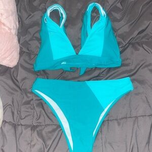 Super cute never been worn blue strappy bikini
